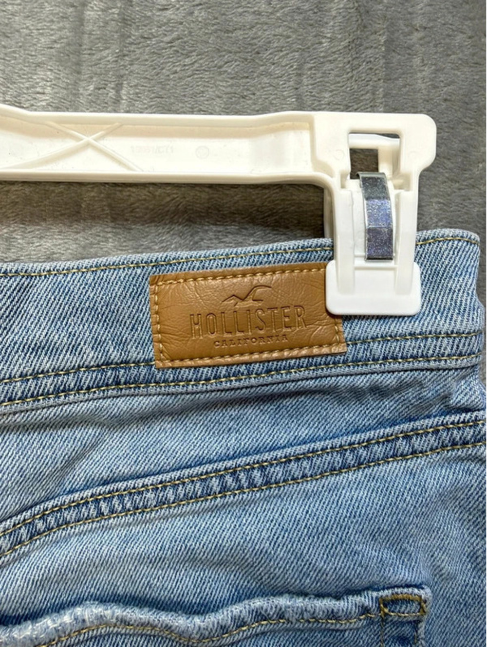 Hollister High Rise Vintage Short 4 Inch Distressed Denim Cut Off Light Wash 5 - Picture 4 of 6